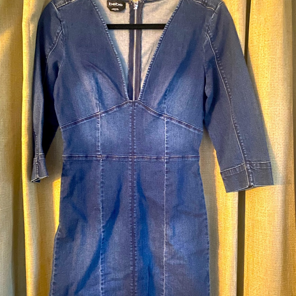 This is a bodycon type Bebe women’s dress size 6